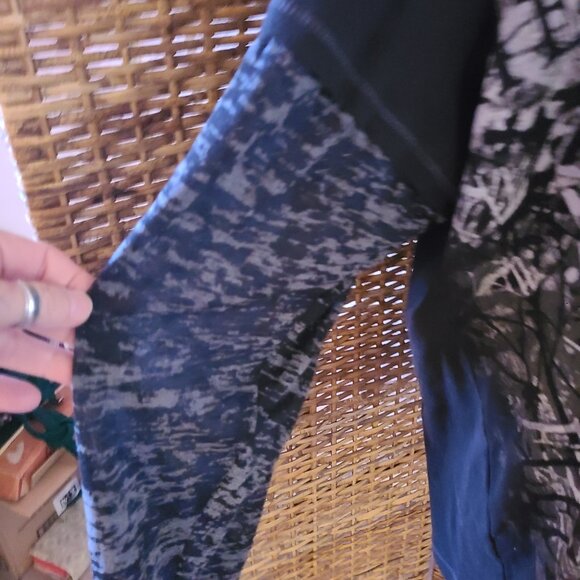 NWOT Essentials-Black & White Pattern Top-Sparkly Fleurs Burnout Long Sleeve 4X - Picture 3 of 4